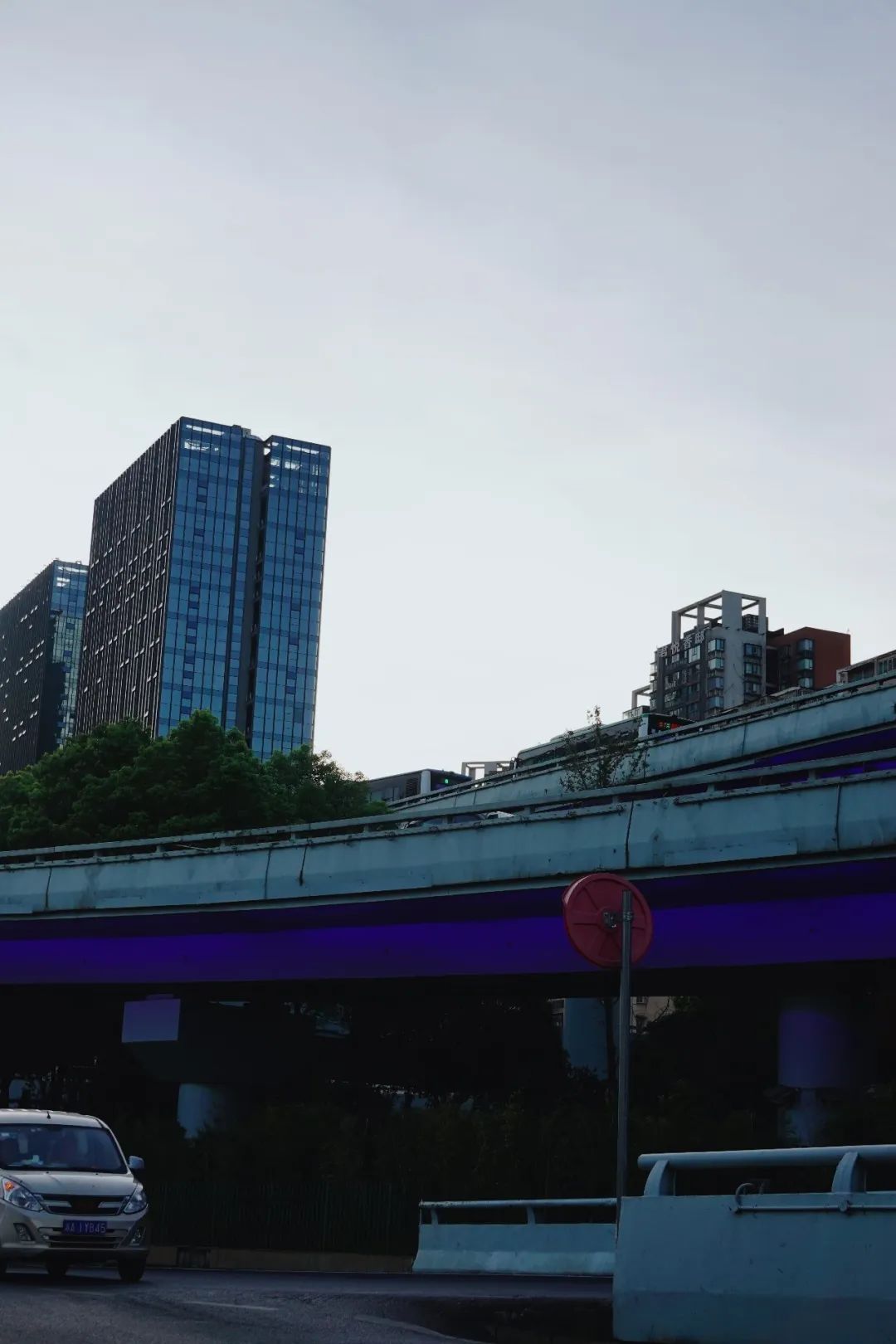 DƬ